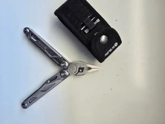 Multiherramienta con funda