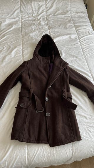 Abrigo tipo gabardina marrón con capucha