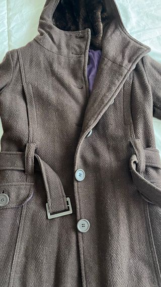 Abrigo tipo gabardina marrón con capucha