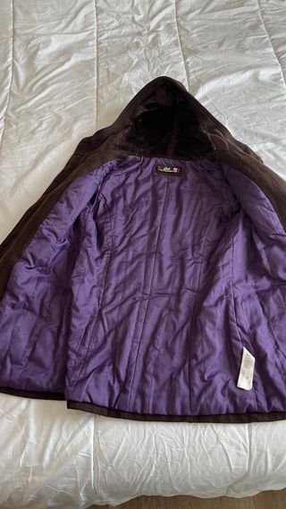 Abrigo tipo gabardina marrón con capucha