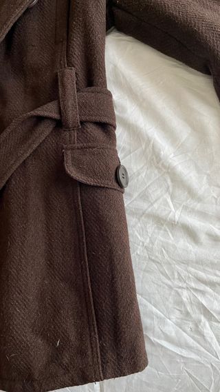 Abrigo tipo gabardina marrón con capucha