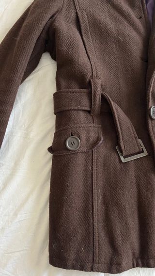 Abrigo tipo gabardina marrón con capucha
