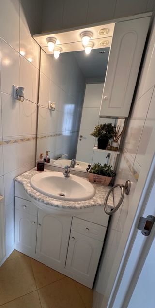 Mueble de baño con espejo y grifo (unidad) hay 2
