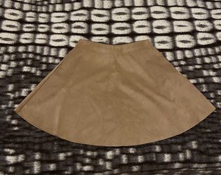 Falda marrón con vuelo