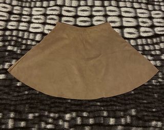 Falda marrón con vuelo