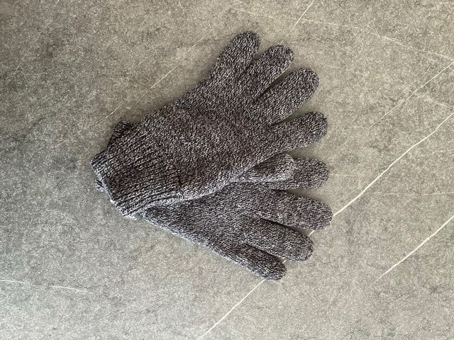 Guantes Avia grises y negros