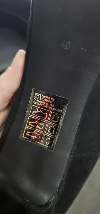 .Zapatos de salón tacón alto, talla 40.