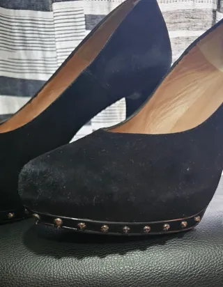 .Zapatos de salón tacón alto, talla 40.