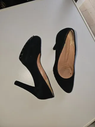 .Zapatos de salón tacón alto, talla 40.