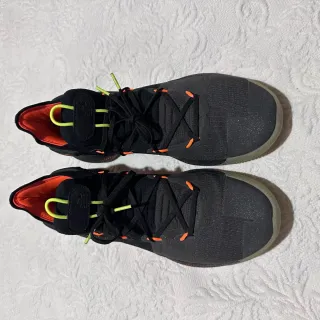 Zapatillas Under Armour Negras y Naranjas