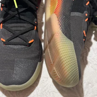 Zapatillas Under Armour Negras y Naranjas