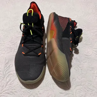 Zapatillas Under Armour Negras y Naranjas