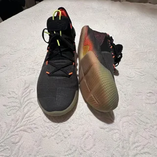 Zapatillas Under Armour Negras y Naranjas