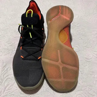 Zapatillas Under Armour Negras y Naranjas