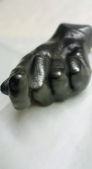 Mano in grafite Agelio Batle