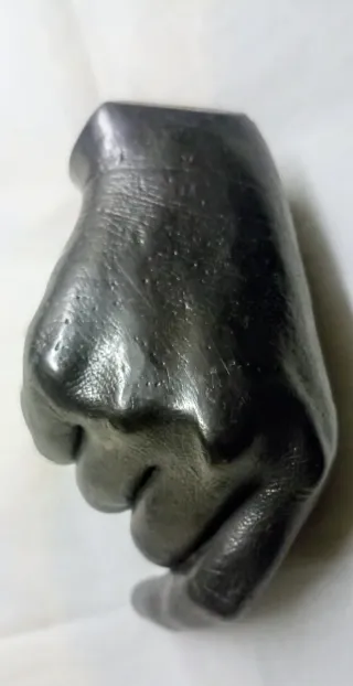 Mano in grafite Agelio Batle