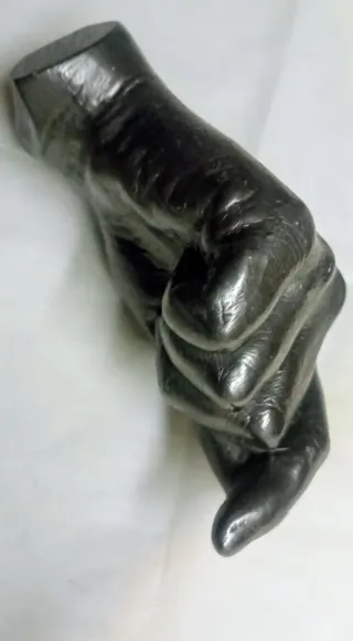 Mano in grafite Agelio Batle