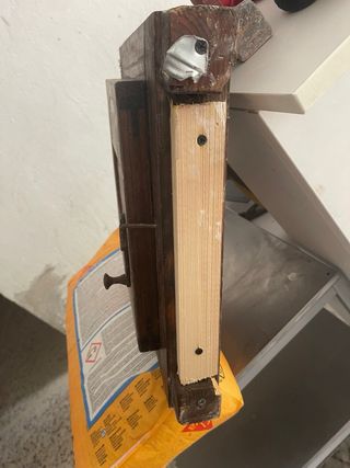 Ventana madera rústica con reja