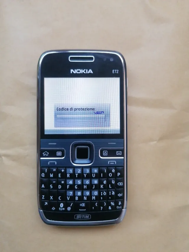 In buone condizioni, manca il coperchio posteriore