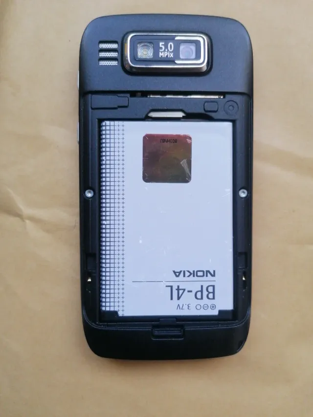 In buone condizioni, manca il coperchio posteriore