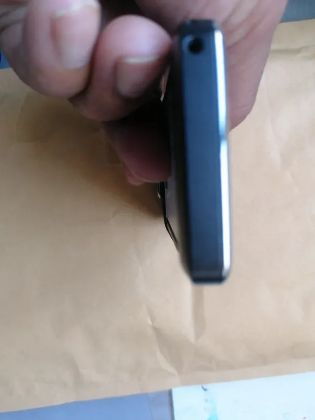 In buone condizioni, manca il coperchio posteriore