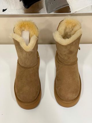 Botas tipo UGG camel con plataforma – cálidas y có