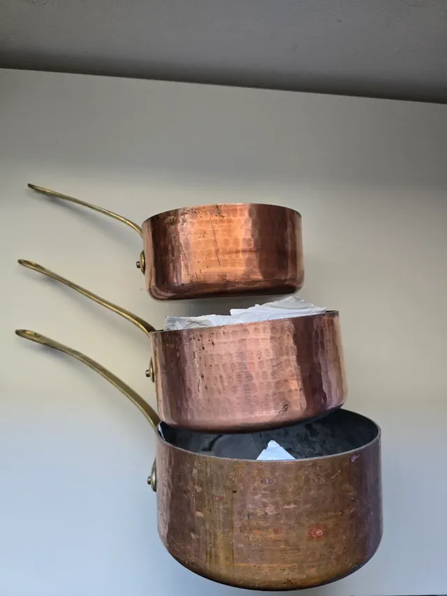 Cacerolas de cobre antiguas francesas.