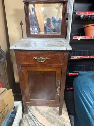 Tocador de madera con espejo