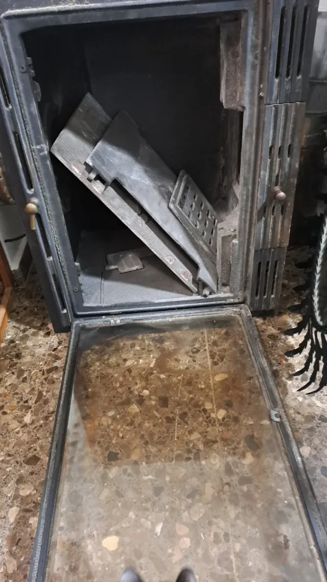 Chimenea metálica con puerta de cristal