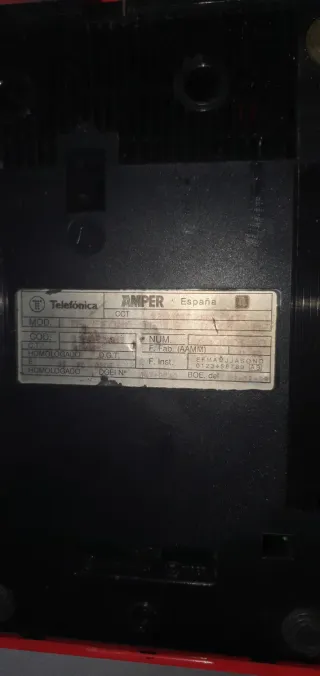 Teléfono fijo retro años 80 rojo.