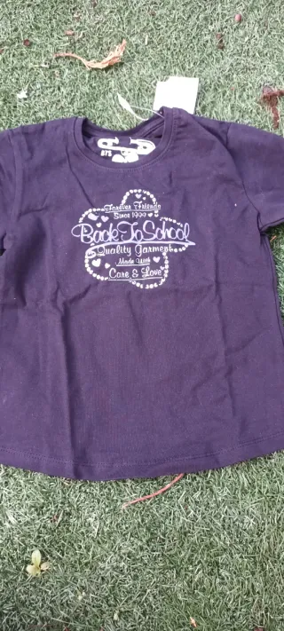 Camiseta negra con detalles plateados