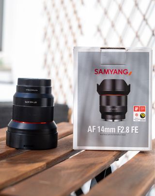 SAMYANG AF 14mm f/2.8 FE - Para Sony E - Poco uso!