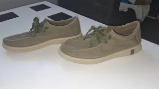 Zapatos casual verde oliva, puestos 2 o 3 verces.