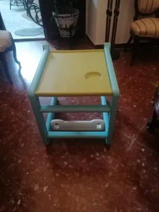 Trona y mesa de juego infantil