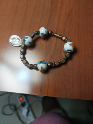 Pulsera con medalla multicolor y plateado