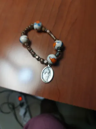 Pulsera con medalla multicolor y plateado