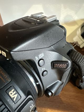 nikon D5600 + 2 objetivos + 3 baterías +accesorio