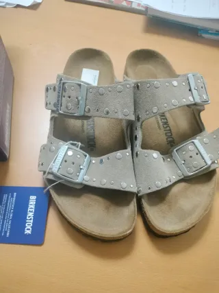 Bonitas sandalias del modelo Arizona Rivet en topo