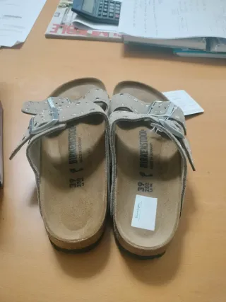 Bonitas sandalias del modelo Arizona Rivet en topo