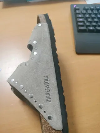 Bonitas sandalias del modelo Arizona Rivet en topo