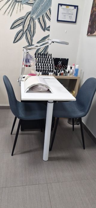 Se alquila espacio para uñas de 1 puesto.