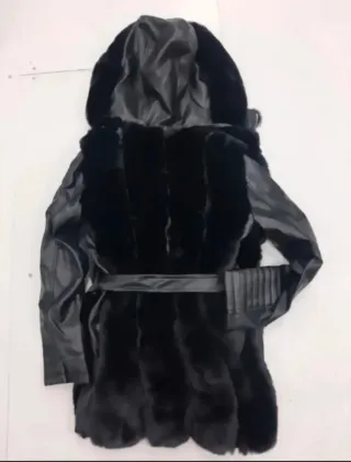 Abrigo negro con capucha y cinturón