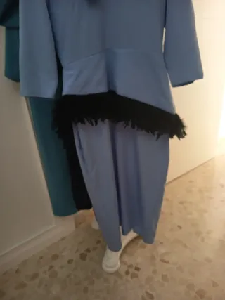 Vestido azul con plumas negras