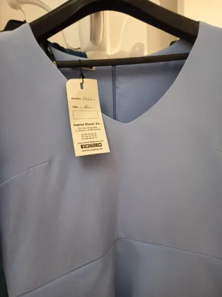 Vestido azul con plumas negras