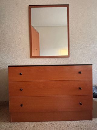 Cómoda de madera marrón