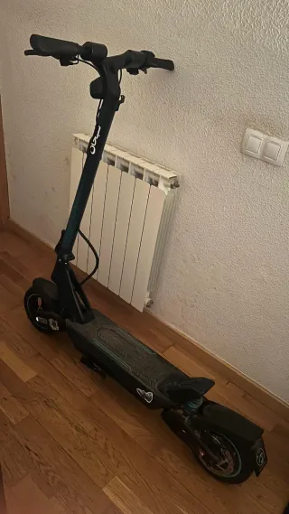 Patinete Eléctrico Negro . Marca Cecotec .