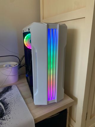 Setup PC Gaming completo con RGB, monitor, cuffie e mouse