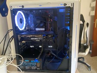 Setup PC Gaming completo con RGB, monitor, cuffie e mouse