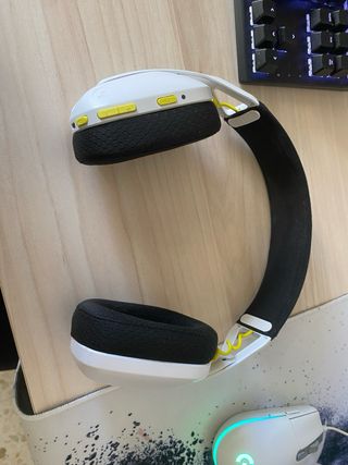 Setup PC Gaming completo con RGB, monitor, cuffie e mouse