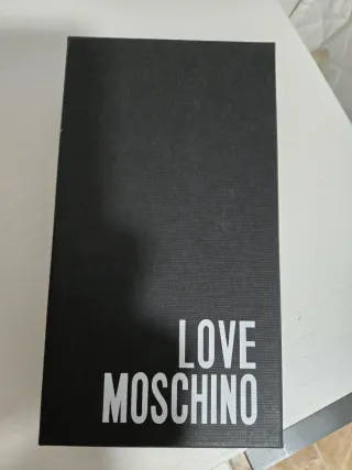 Billetera con su etiquetas de autenticidad.